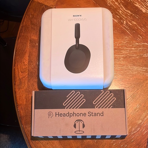 Crunchyroll Sony WH-1000XM5 Headphones with Stand! - Picture 2 of 6